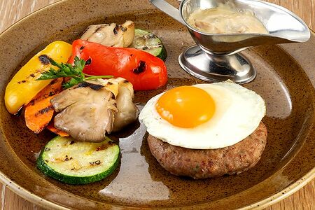 Бифштекс с яйцом и жареным картофелем