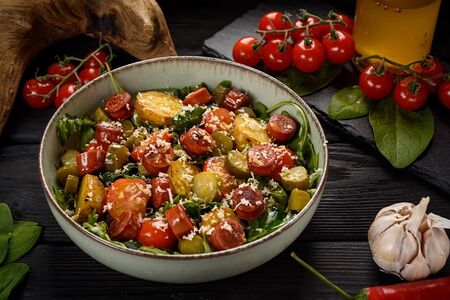 Салат с охотничьими колбасками и овощами