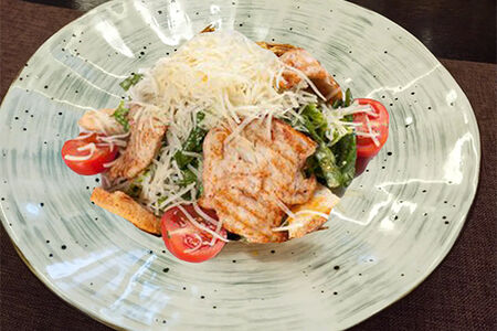 Салат Цезарь с курицей