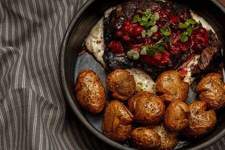 Томлённая говяжья щёчка с ягодным соусом