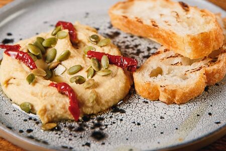 Хумус, вяленые томаты