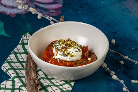 Запеченная тыква с кремом из феты и фисташками