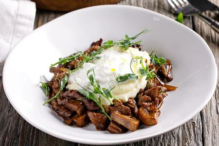 Говядина с грибами и страчателлой