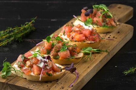 Мини-брускетта с помидорами и зеленью