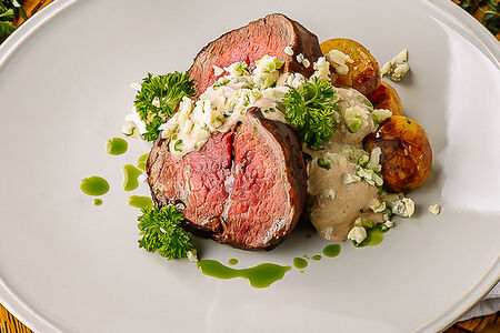 Говядина с соусом из белых грибов и печеным картофелем