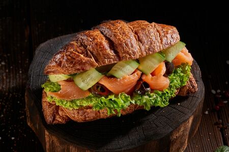 Круассан с лососем