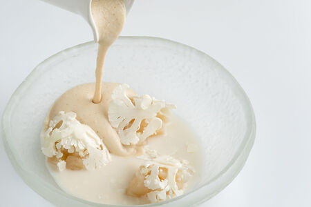 Крем суп из цветной капусты с тартаром из гребешка