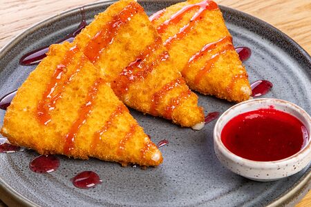 Жаренный сулугуни с клюквенным соусом