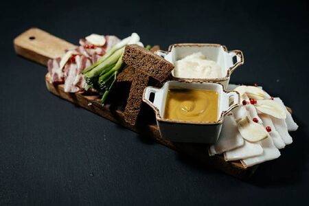 Донское сало с гренками из бородинского