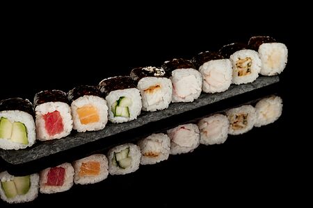 Классический ролл с лососем и огурцом