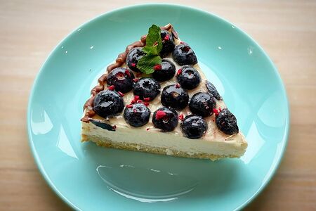 Чизкейк с голубикой порция