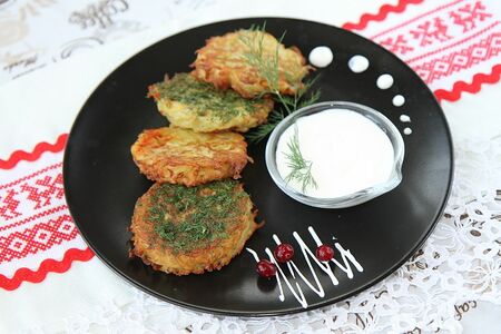 Драники с мясом и сметаной