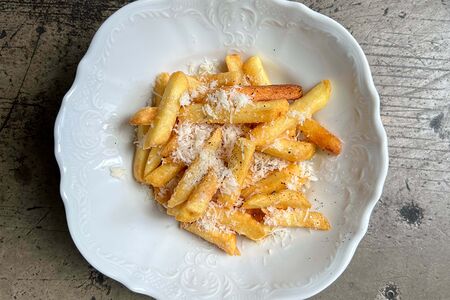 Картофель фри, трюфельный соус, пармезан
