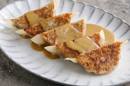 Гёдза с грибами и трюфельным соусом