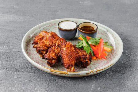 Жареные куриные крылья со свежими овощами