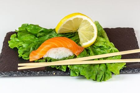 Суши с лососем