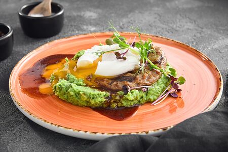 Бифштекс с яйцом и пюре из картофеля со шпинатом