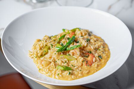 Ризотто с креветками и спаржей