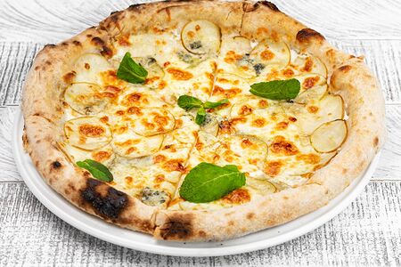 Пицца с грушей и горгонзолой