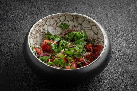 Салат из томатов с ялтинским луком