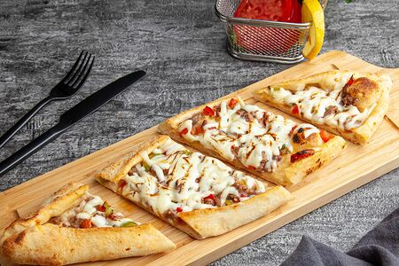 Пиде с мясом и сыром