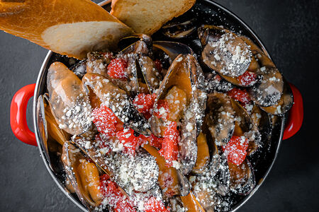 Мидии с арбузом и пармезаном