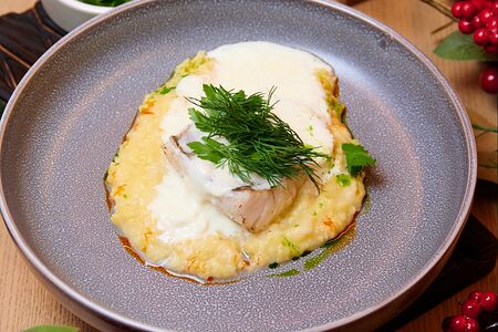 Судак запеченный в печи с кукурузной кашей и подкопченным сыром страчателла
