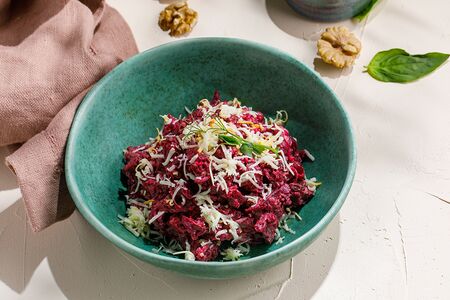 Салат из отварной говядины, свеклы и копченого сулугуни