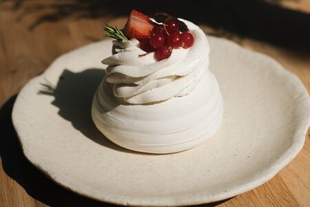 Павлова с ванилью и клюквой