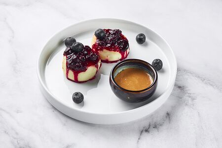 Сырники с соусом из сгущенки и компоте из ягод