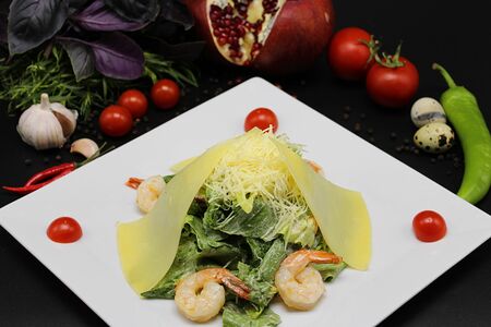 Салат Цезарь с креветками