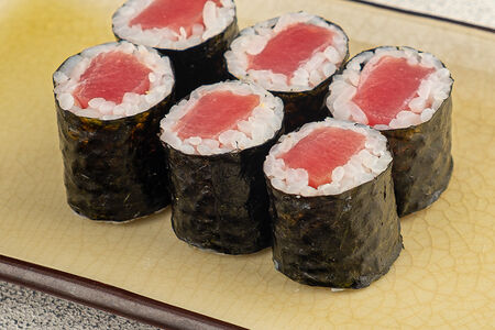 Ролл с тунцом