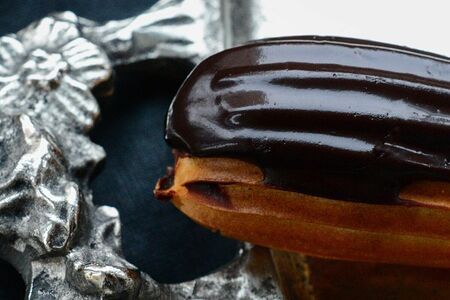 Эклер шоколадный