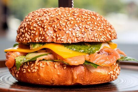 Бургер фирменный из рубленой форели