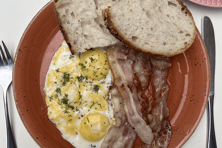 Глазунья с жареным беконом и сыром