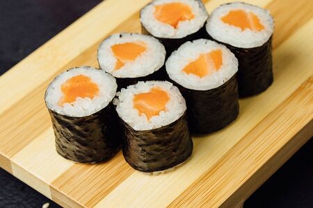 Маки-ролл с лососем