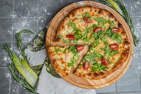 Пицца с лососем в сливочном соусе