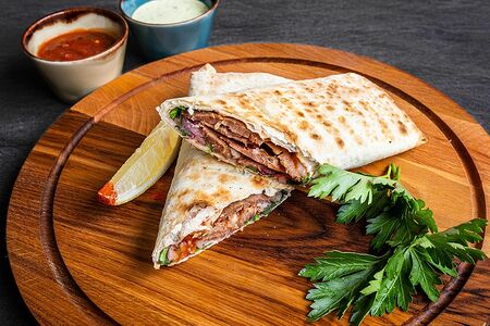 Мини-ролл из говяжьей вырезки в лаваше