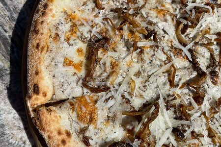 Пицца с вешенками, черным трюфелем, сыром пекорино, романо