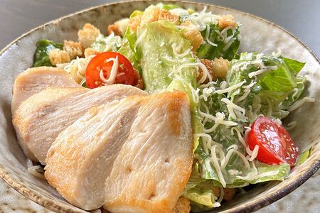 Салат Цезарь с ломтиками обжаренного куриного филе