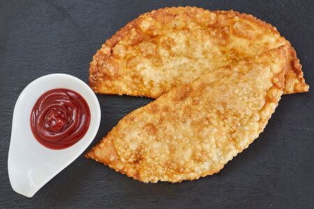 Чебурек с картофелем и жареным луком