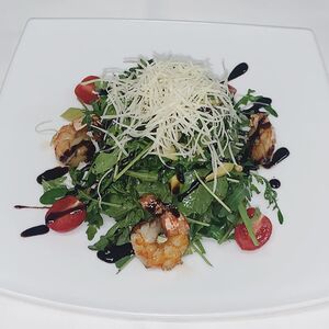 Руккола с креветками и кедровыми орешками