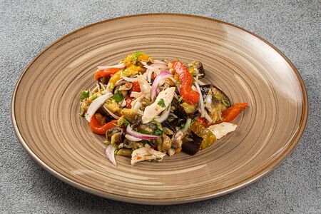 Салат с курицей и запеченными овощами