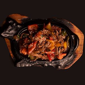 Мясо на шипящей сковороде по-восточному