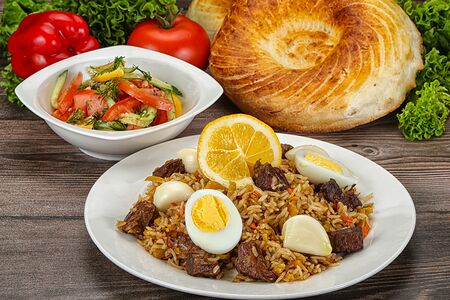 Плов, салат и половина лепёшки