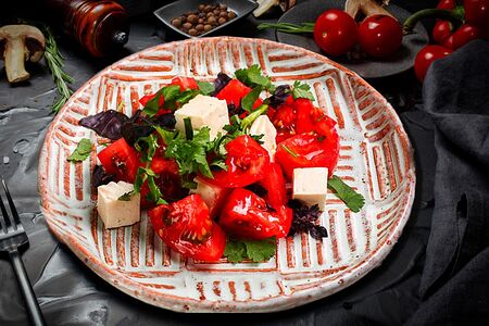 Салат из помидоров с имеретинским сыром