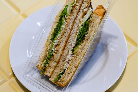 Сэндвич с тунцом