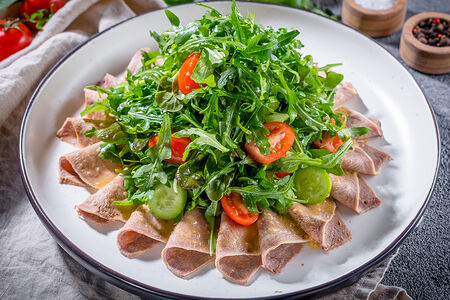 Салат с говяжьим языком