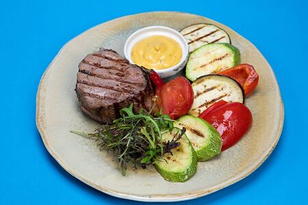 Миньон с овощами гриль