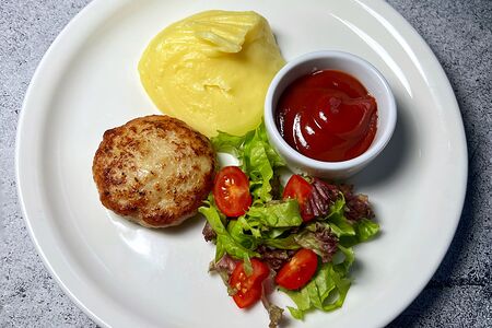 Куриная котлета с пюре и салатом